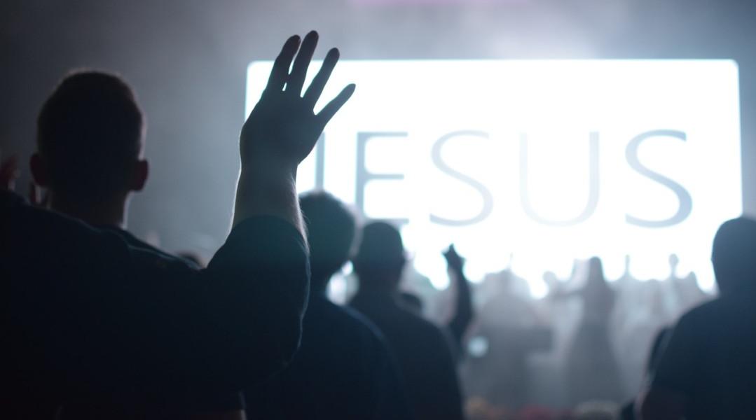 worshipping-jesus.jpg